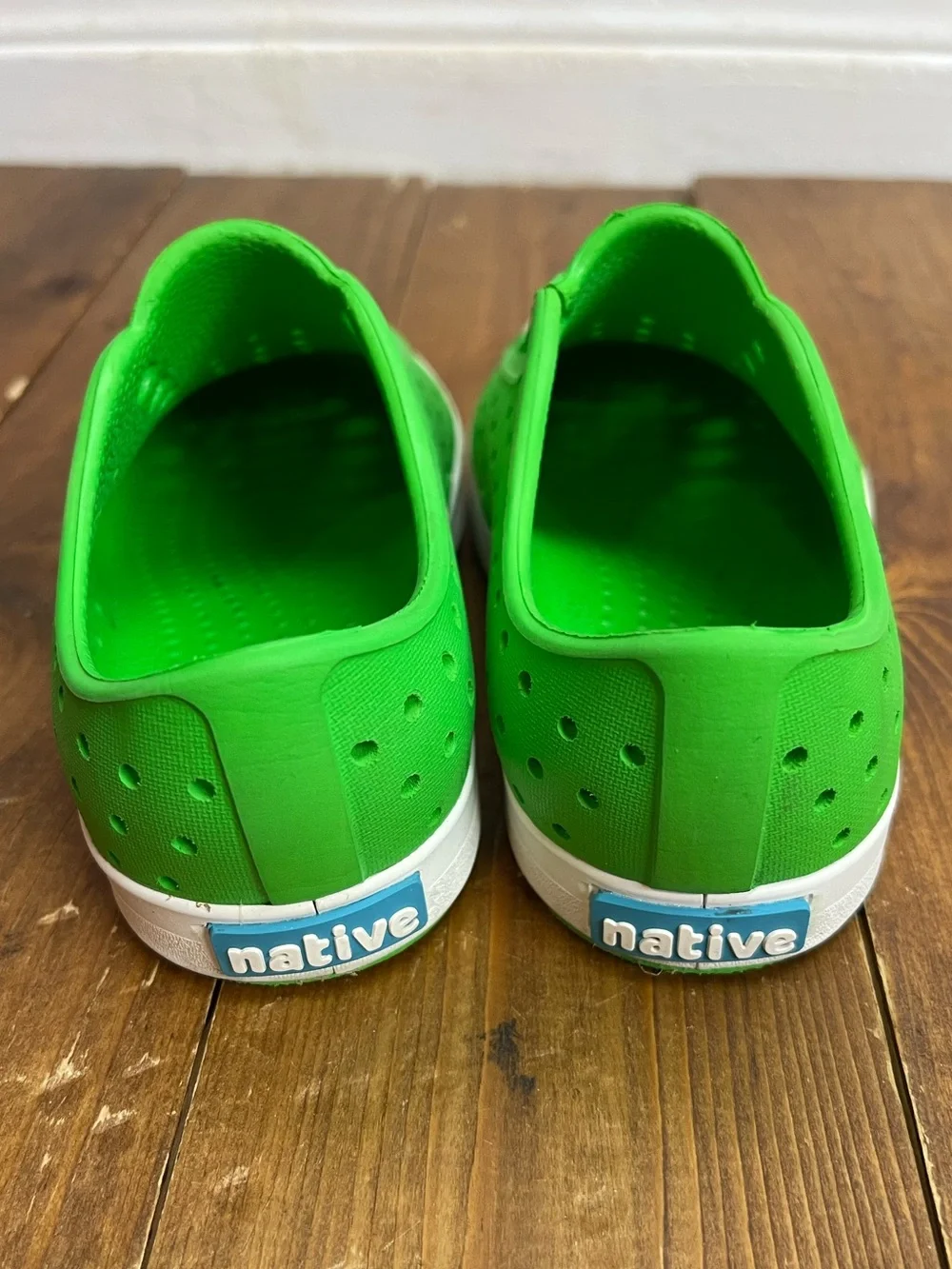 Native shoes size 9 Jefferson style foam sneakers green - damaged